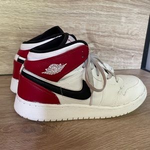 Jordan 1 Mid size 6.5Y
